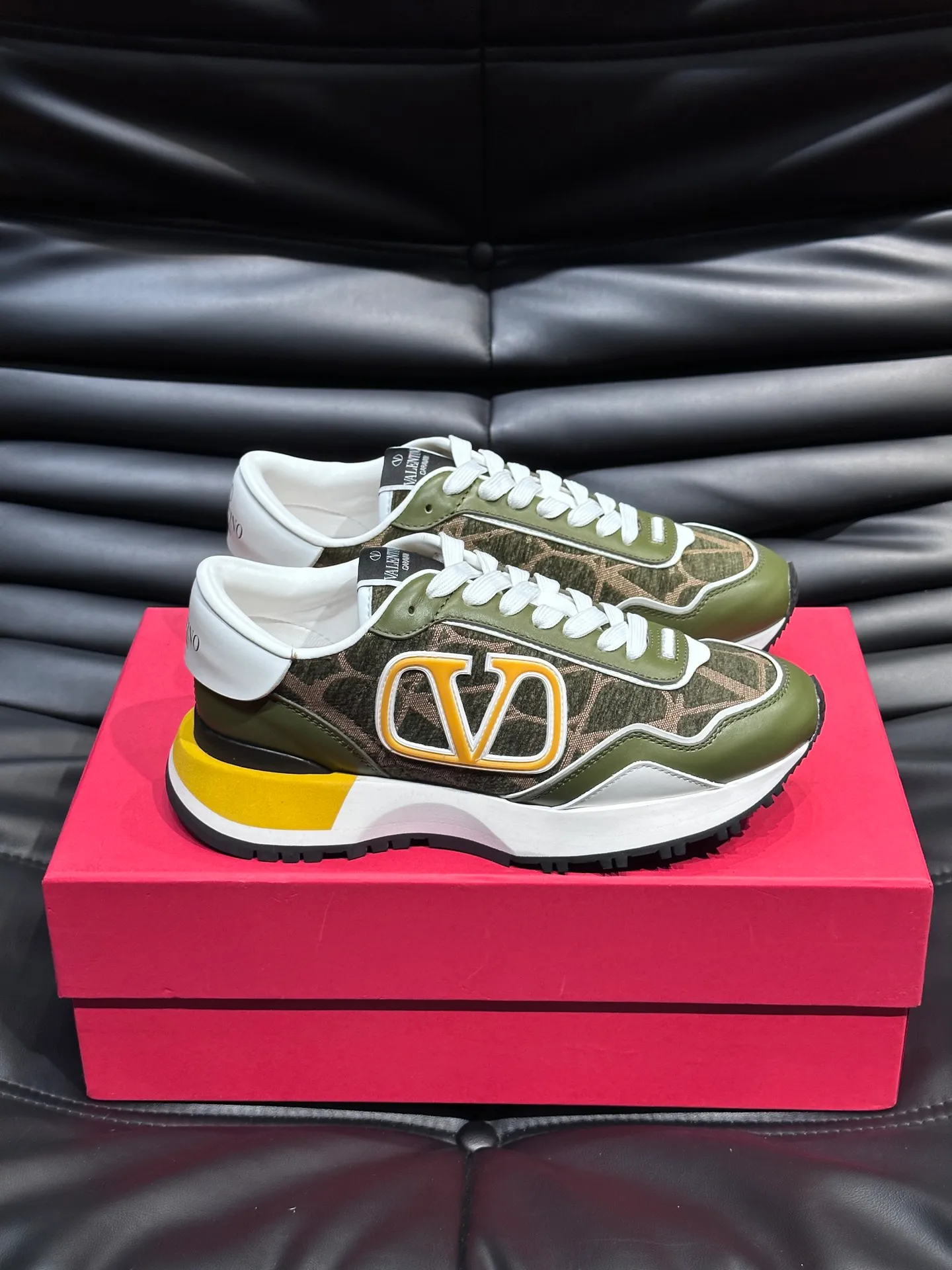 P540💰 Product trademark: VALENTINO "Valentino" Regular size: 38-44 [45 customized] Product materials: Warren men's casual sports shoes, made of multi-material splicing, calf leather stitched with suede cowhide, fabric mesh upper, fabric tongue decorated with brand badge, rubber rivet decorative details on the heel, rivet rubber outsole, non-slip, wear-resistant and shock-absorbing, pure cotton inner foot pad, comfortable and breathable, comes with original box packaging bag!